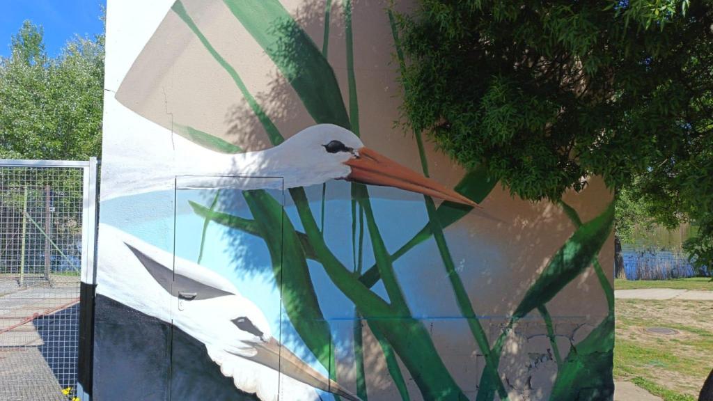 Cigüeñas en el mural de urbano de Los Pelambres.