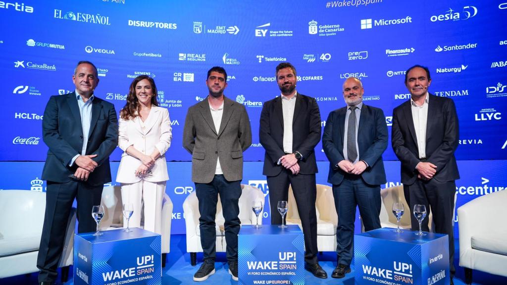 Los participantes posan junto a Mario Moreno, redactor de DISRUPTORES, antes del desarrollo de la mesa redonda.