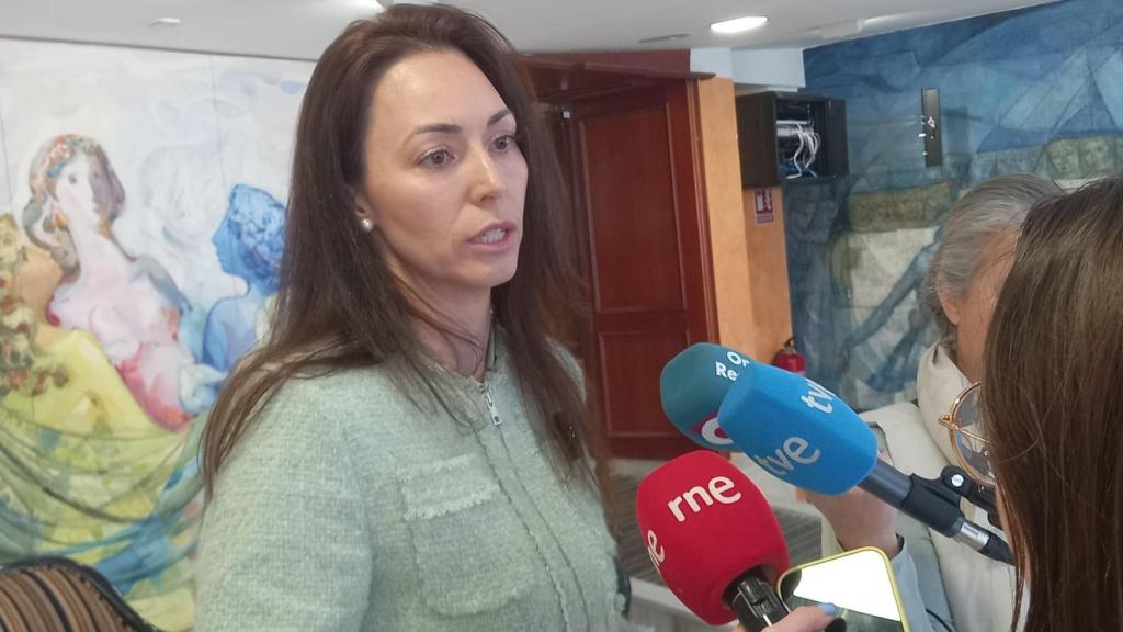 Virginia Martínez, este jueves, atendiendo a los medios de comunicación en la Asamblea Regional, tras oficializar su salida de Vox al Grupo Mixto.