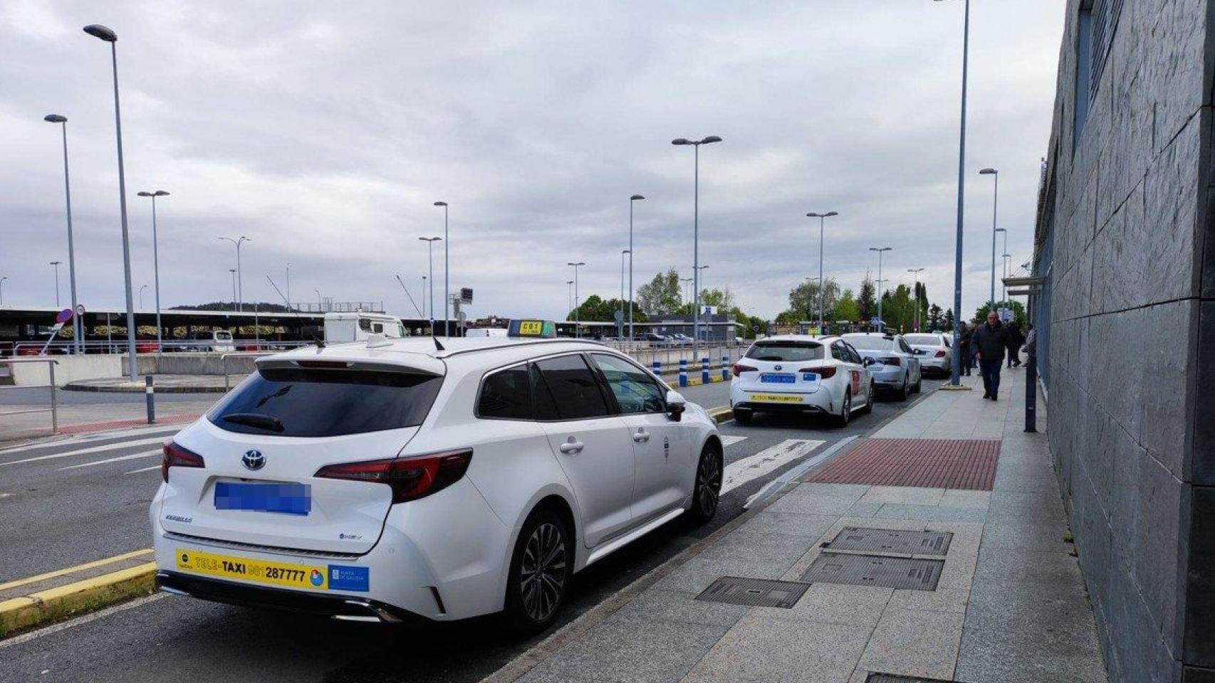 Taxis aparcados en la parada de la terminal de Alvedro.