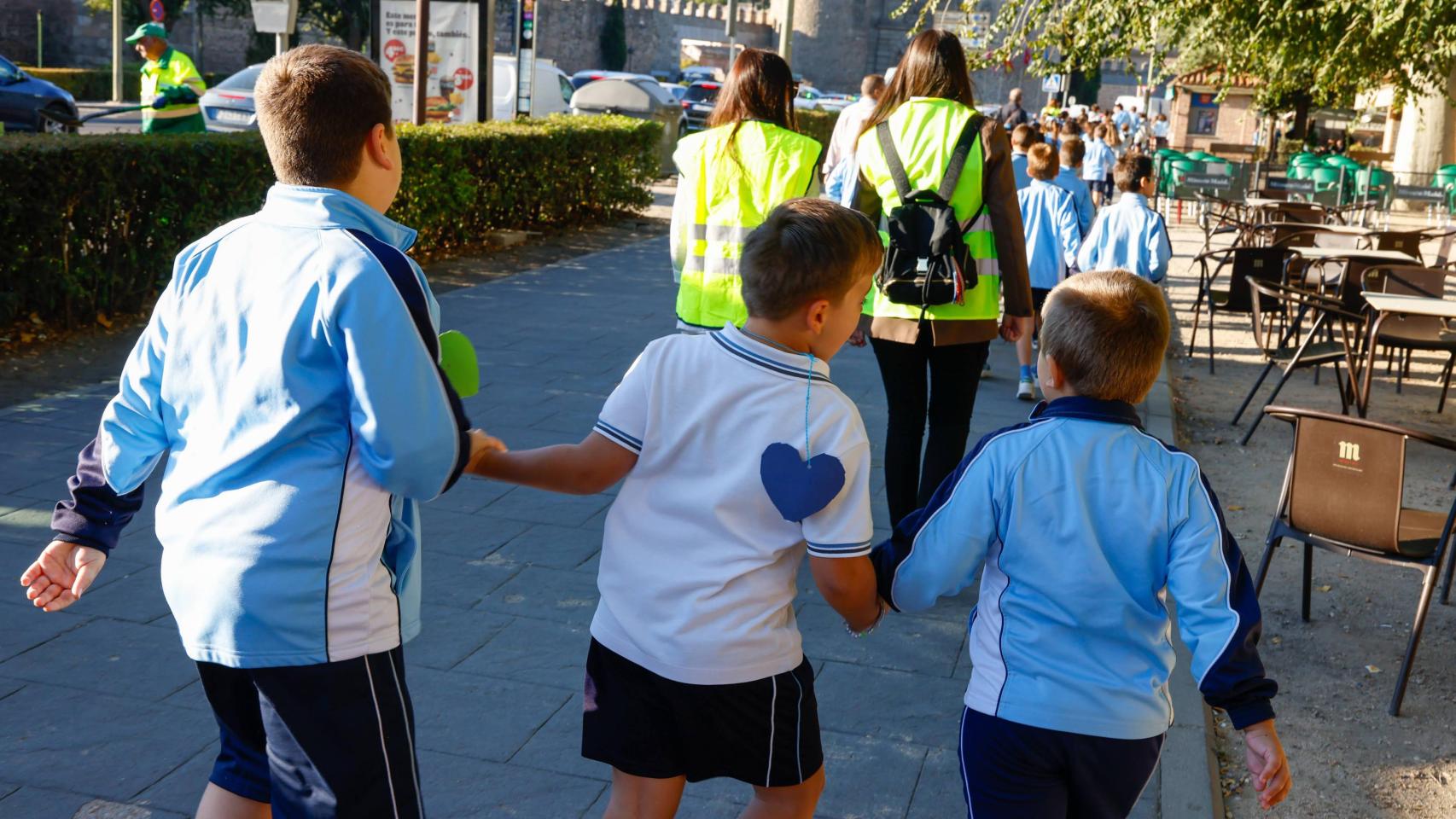 Imagen de una salida escolar por el parque de la Vega, en Toledo.
