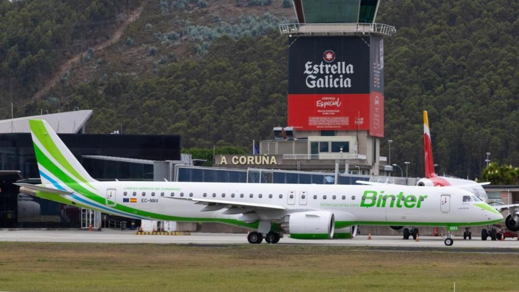 Un avión de la aerolínea Binter aterriza en Alvedro.