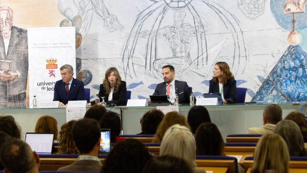 La rectora de la Universidad de León, Nuria González, durante su intervención en las XIII Jornadas de Observatorios de Empleo Universitario de CRUE, este jueves