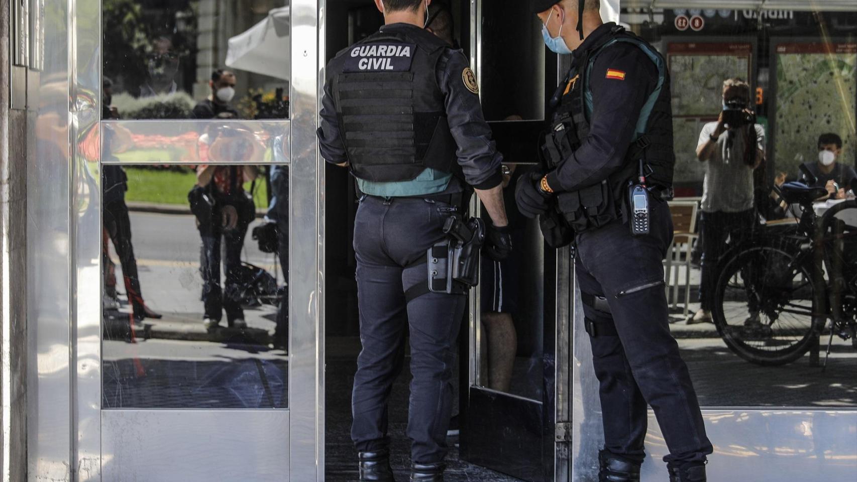 Imagen de archivo de registros de la UCO por el caso Azud. Rober Solsona / EP