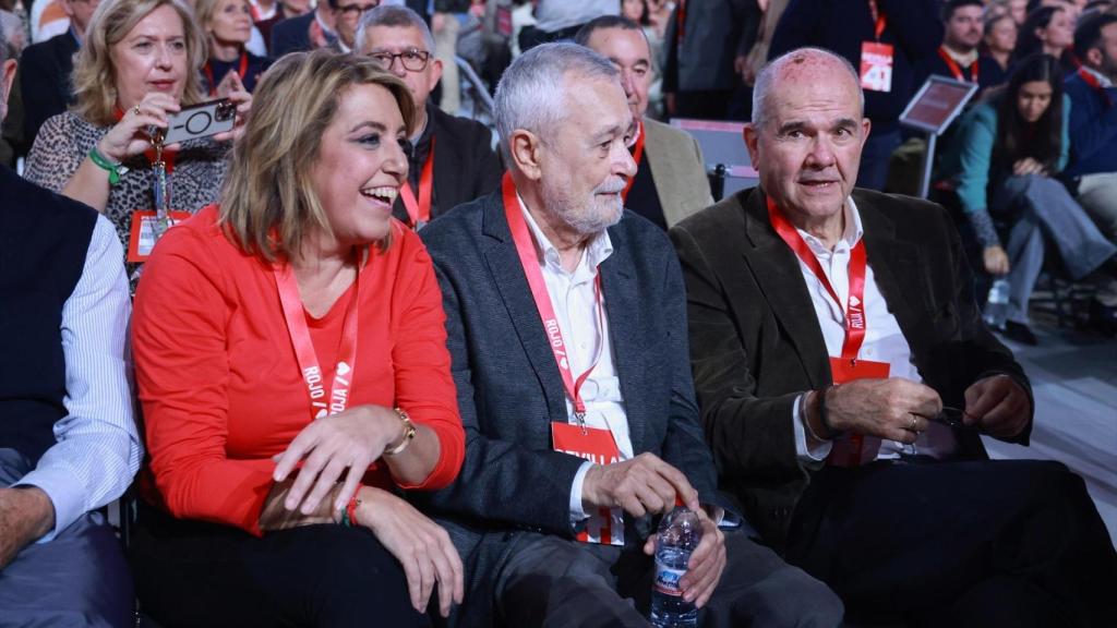 Susana Díaz, José Antonio Griñán y Manuel Chaves, en un congreso socialistas en 2024
