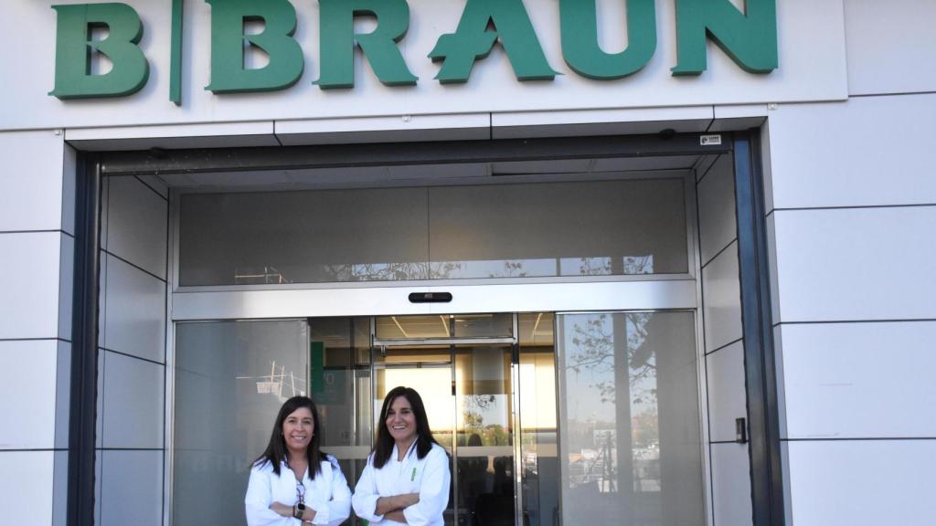 Marta Santos (Directora Médica) y Sara Rodríguez (Supervisora de Enfermería) posan en la puerta de la clínica vallisoletana