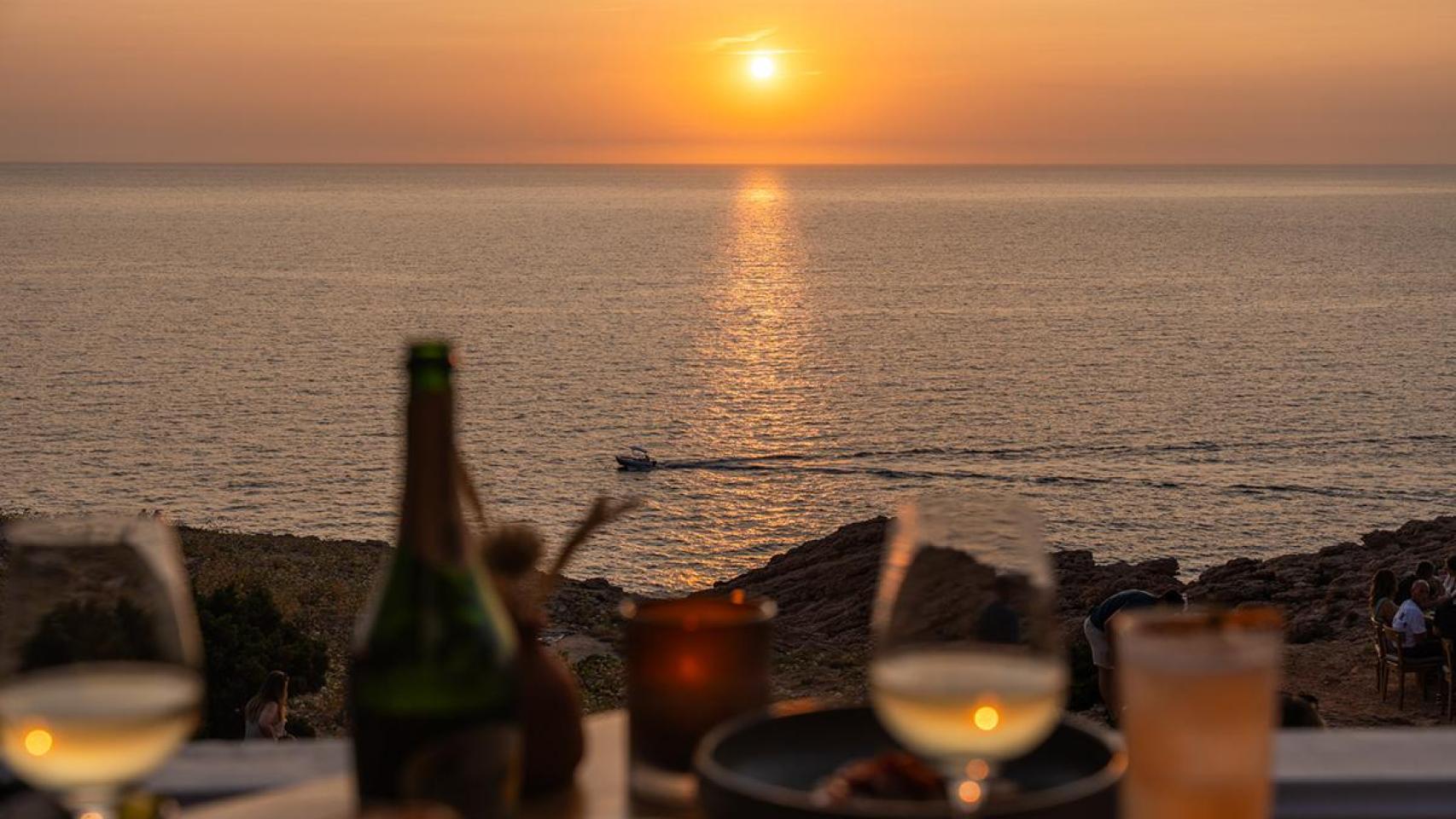 Uno de los mejores atardeceres de Ibiza está en este hostal donde también se come muy bien