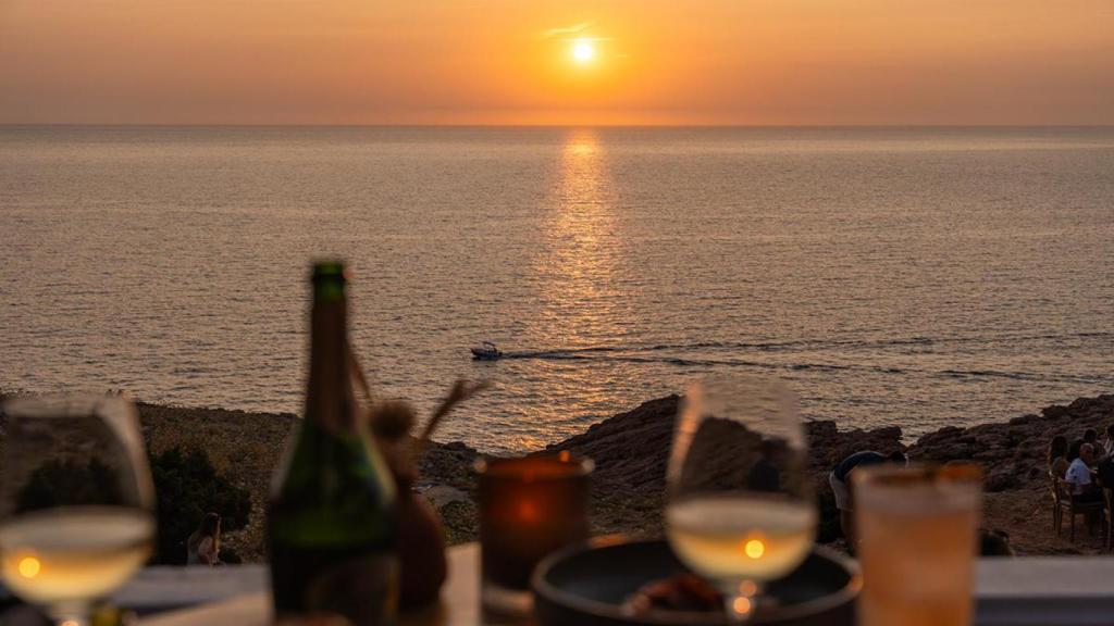 Uno de los mejores atardeceres de Ibiza está en este hostal donde también se come muy bien