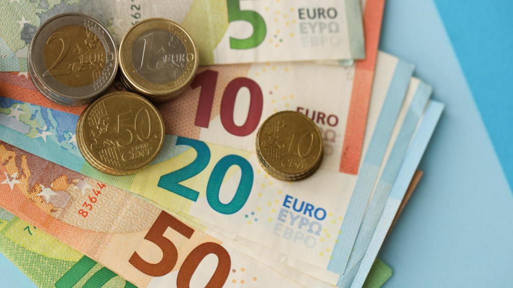 Varios billetes y monedas