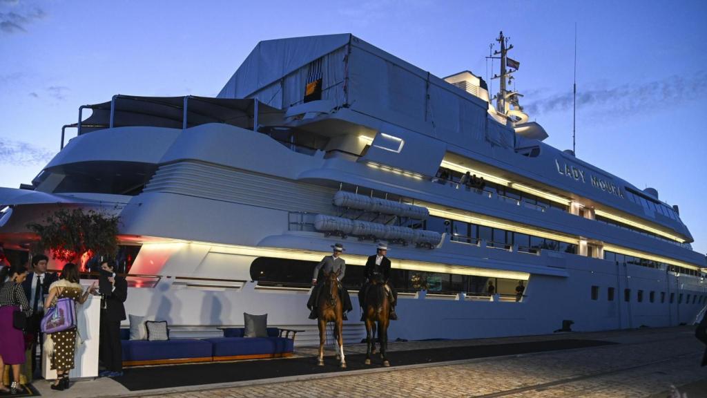 El barco Lady Moura atracó en el río Guadalquivir en 2025.