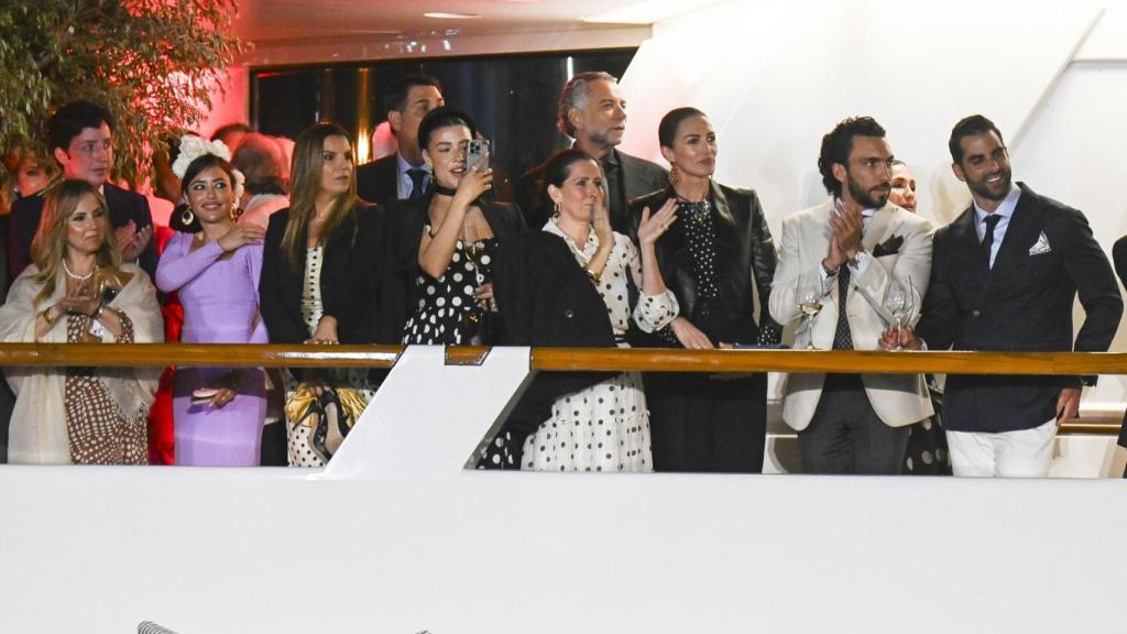 Michelle Salas entre otros invitados de la alta sociedad sevillana en el Lady Moura.
