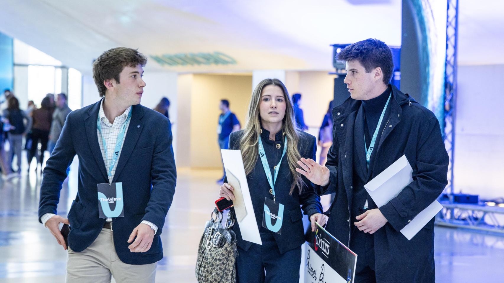 Enrique, Elena y Martín, tras ganar el 'hackathon legal' del congreso tecnológico 'The Wave'