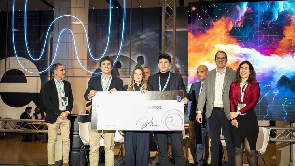 Enrique, Elena y Martín, tras ganar el 'hackathon legal' del congreso tecnológico 'The Wave'