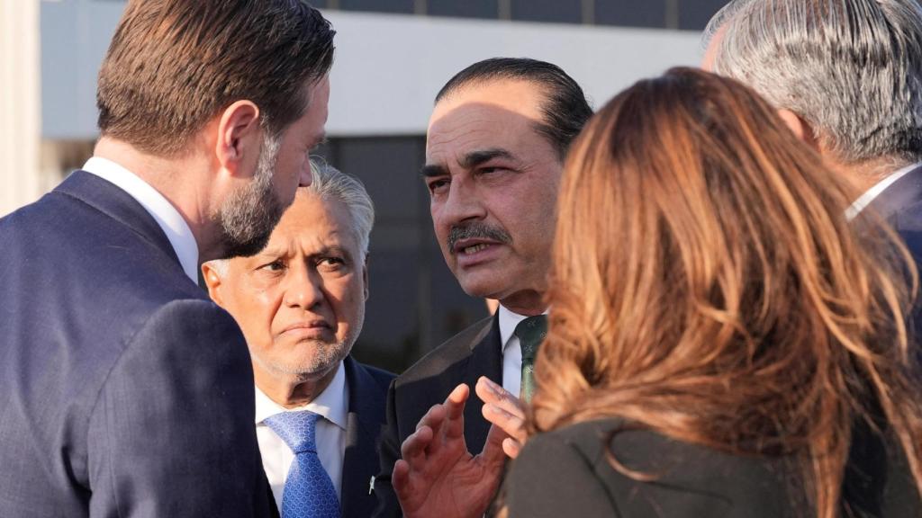El jefe de las Fuerzas de Defensa y jefe del Estado Mayor del Ejército de Pakistán, el mariscal de campo Asim Munir, habla con el vicepresidente de EEUU, JD Vance..