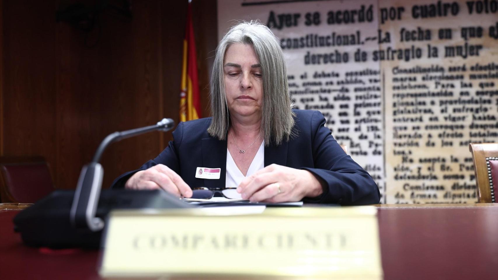 Francisca Muñoz, esposa de Santos Cerdán, evita mirar a los senadores durante su comparecencia.