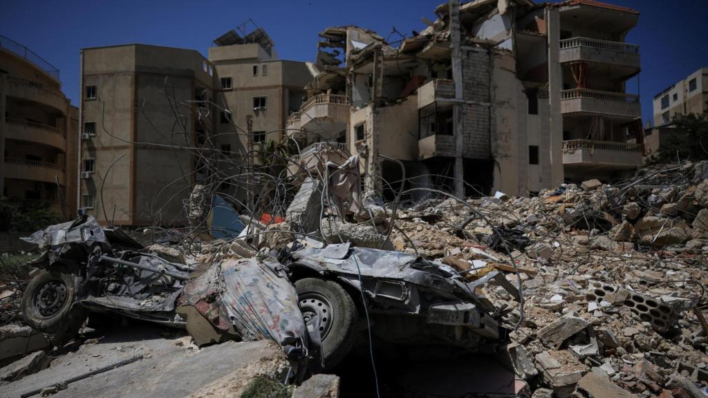 Un edificio dañado, escombros y un vehículo destruido en los último ataques israelíes este jueves cerca del hospital Hiram en Tiro, al sur de Líbano.