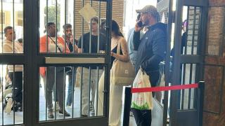 Cinta a las puertas del Ayuntamiento de Zaragoza para regular el acceso.