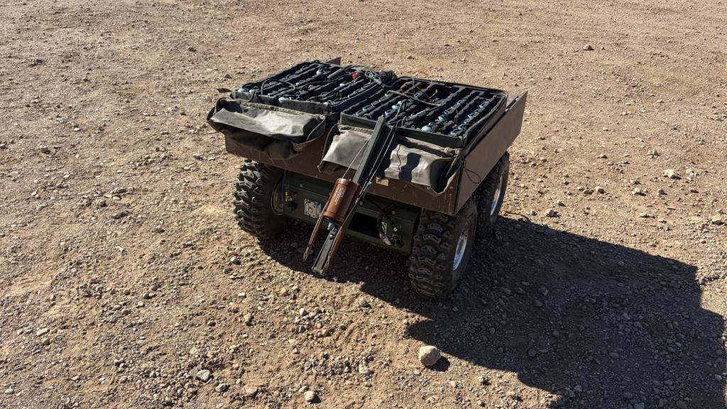 UGV con la manguera explosiva para Zapadores