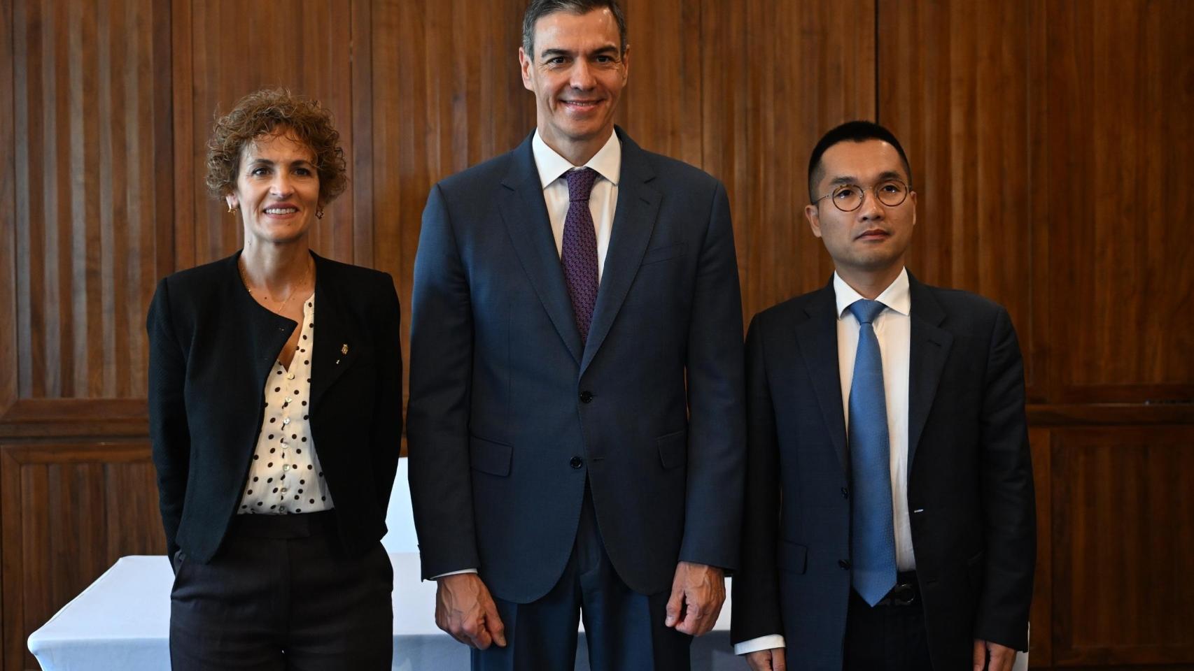 De izquierda a derecha, la presidenta Chivite, el presidente Sánchez y el fundador de Hithium, Jeff Wu.