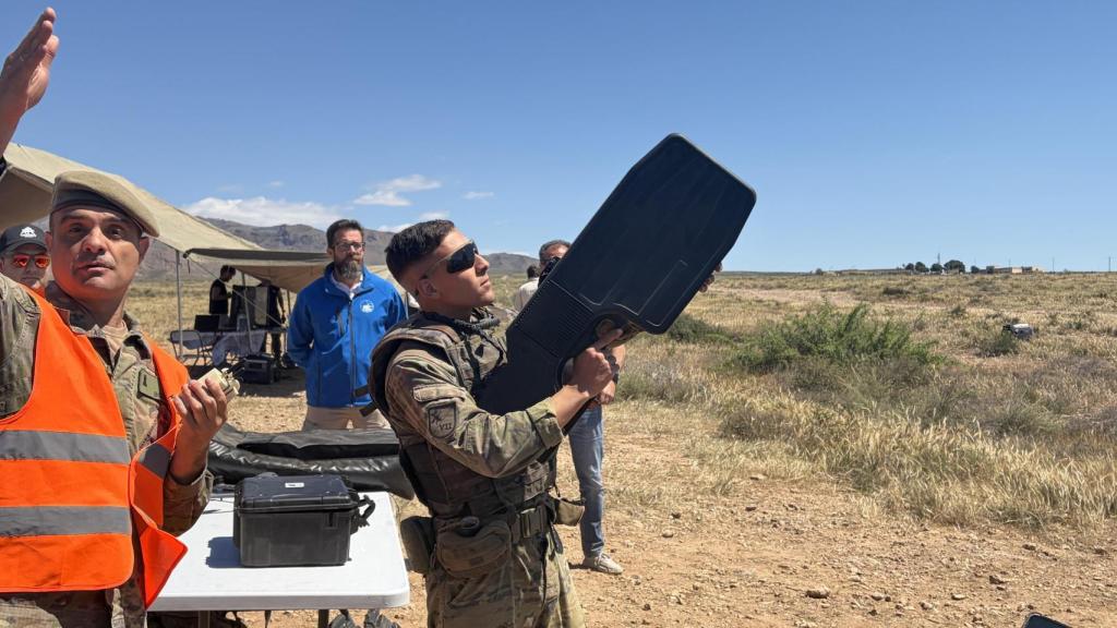 Legionario manejando un arma manual antidrones