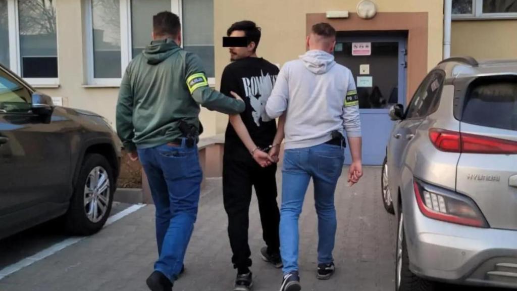 Uno de los jóvenes grafiteros custodiado por los agentes polacos.