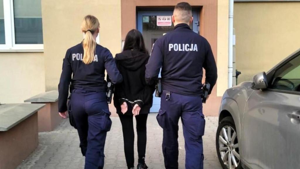 La joven del grupo de cuatro custodiada por los agentes polacos.