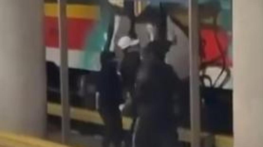 Los grafiteros en plena acción.