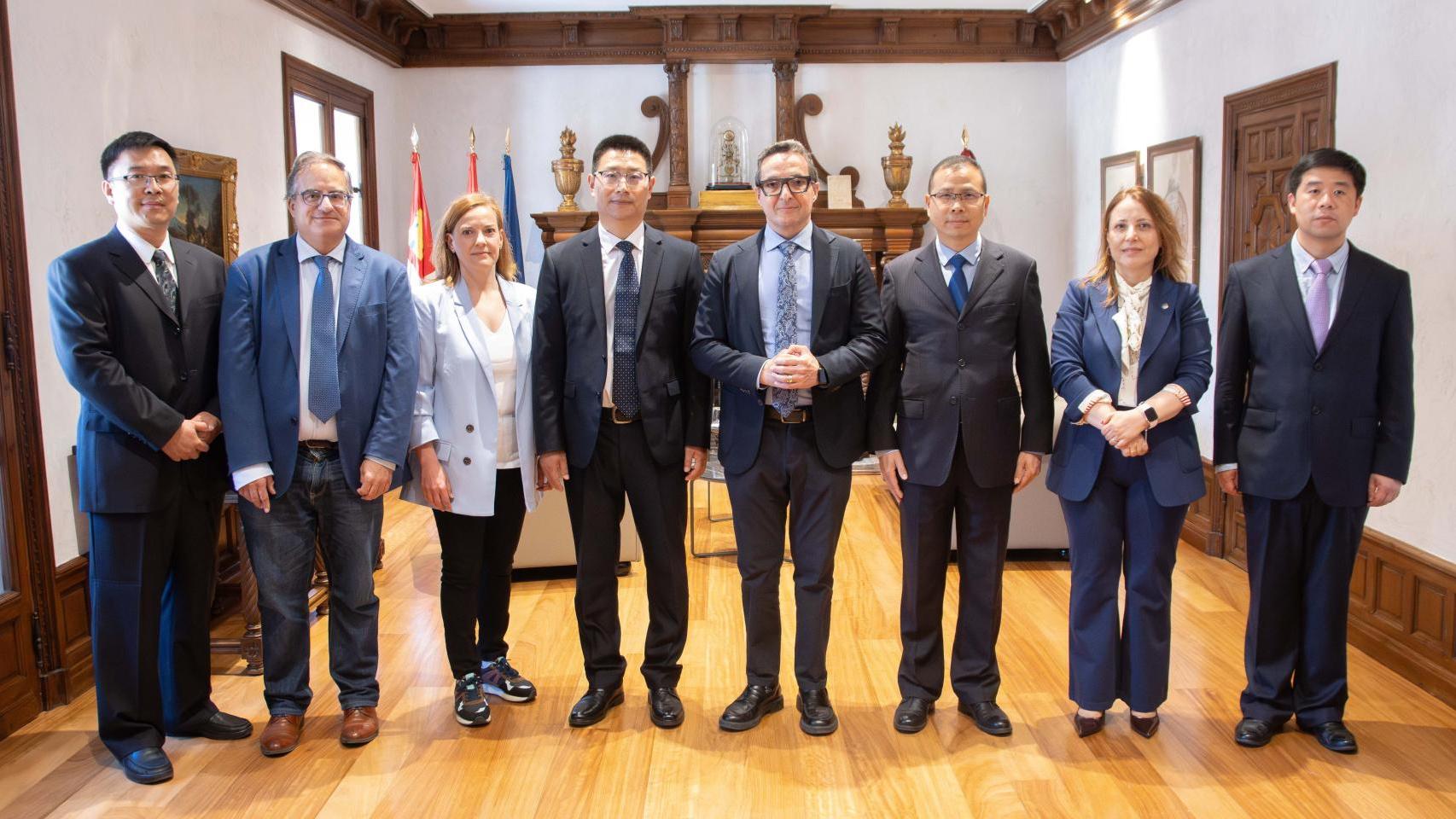 El rector de la Universidad de Salamanca, Juan Manuel Corchado, durante la reunión de trabajo con representantes de las universidades chinas Politécnica de Shanghái (SSPU), Shandong Jianzhu y Politécnica de Ningbo (NBPU), este jueves