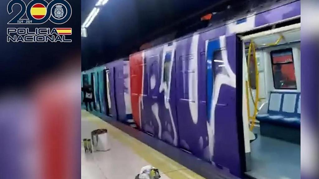 Uno de los vagones del Metro de Madrid vandalizado.
