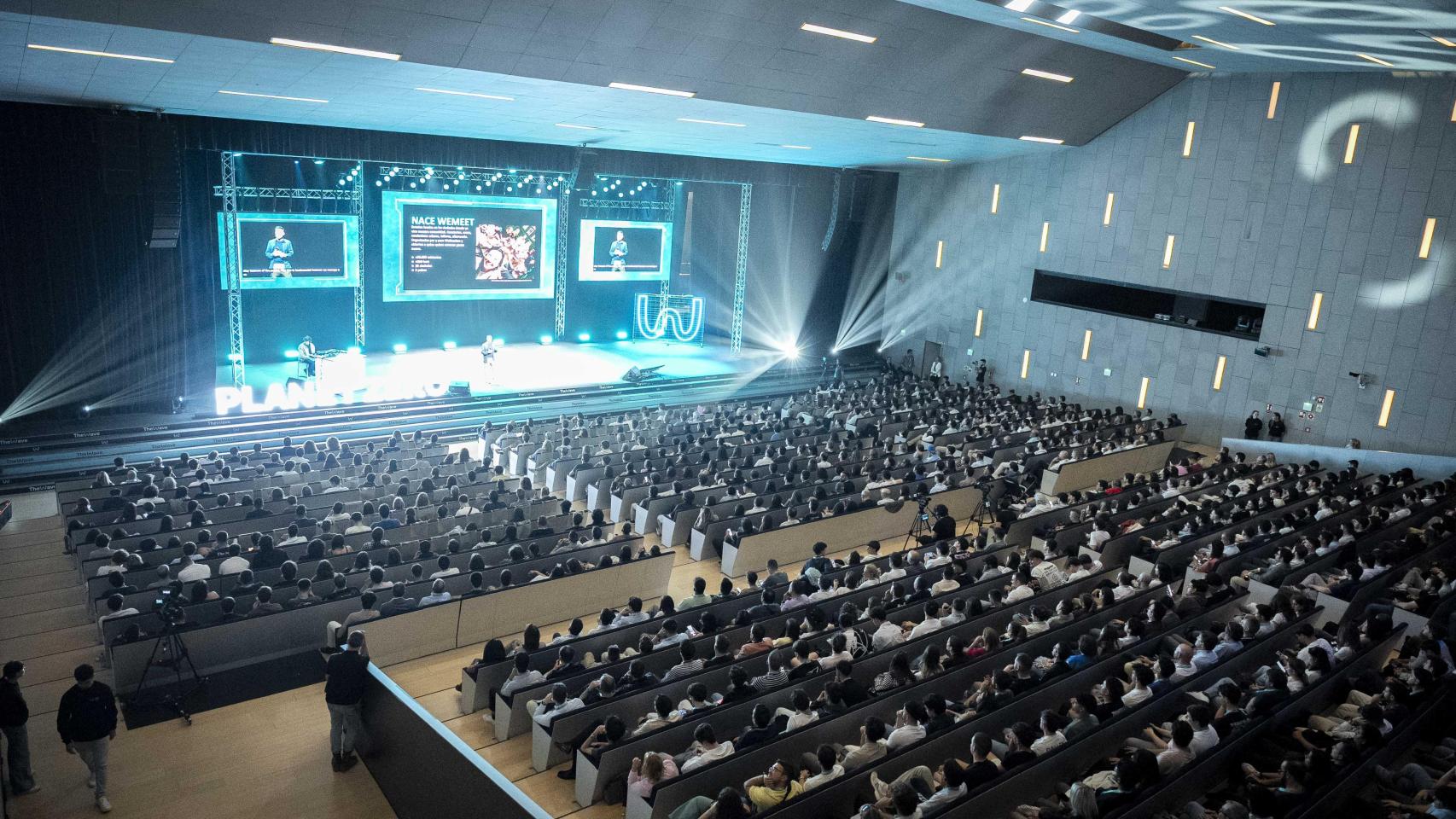 Escenario principal de 'The Wave', con lleno de público