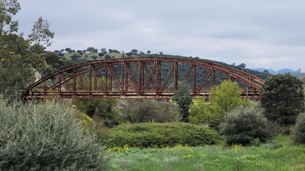 Puente de hierro sobre el río Valdeazogues en Chillón. Foto: Cultura CLM.