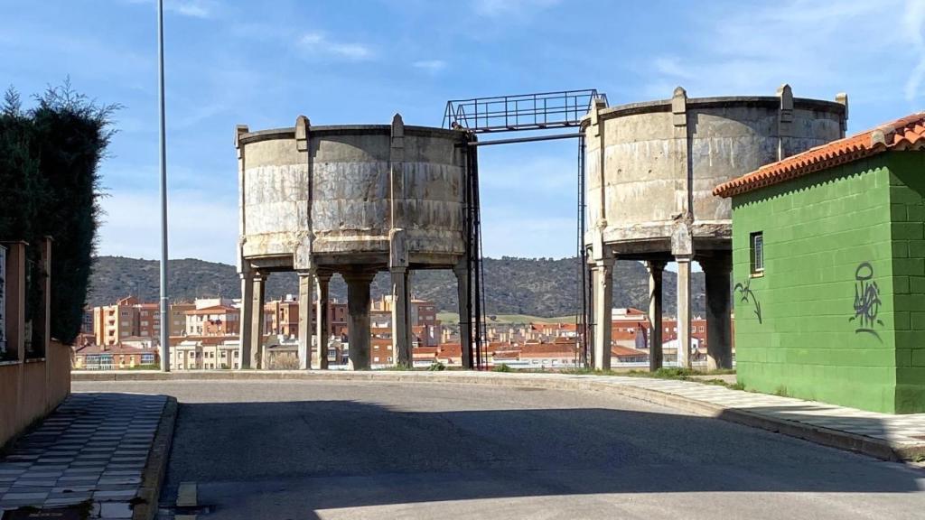 Depósitos de agua y el muelle de carga de la antigua estación de Cuenca. Foto: Lista Roja.