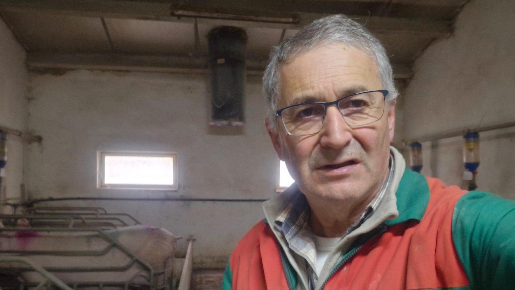 El ganadero Lorenzo Rivera en su explotación de porcino, en la provincia de Zamora