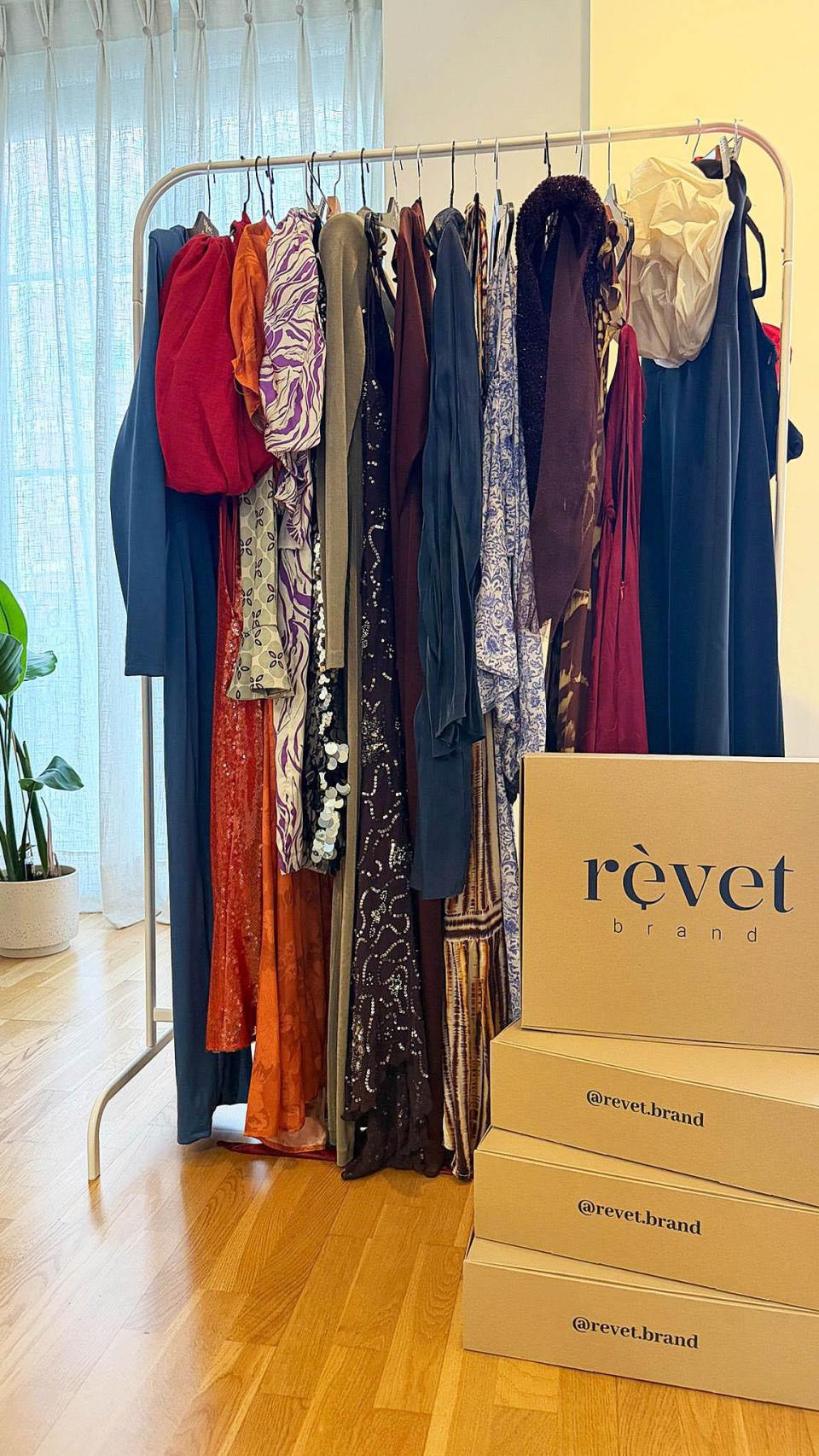 Alguno de los vestidos que alquilan en Rèvet.