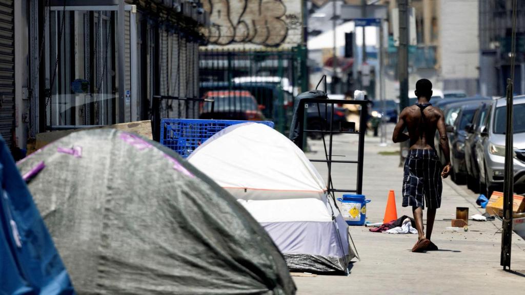 Una fila de tiendas de campaña de sintecho en las calles de Los Ángeles.