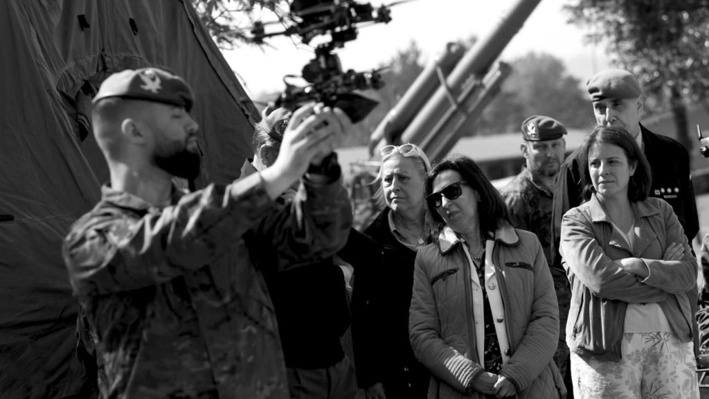 La ministra de Defensa, Margarita Robles, durante su visita este viernes al Regimiento de infantería Príncipe Nº 3 en el Acuartelamiento Cabo Noval en Noreña.