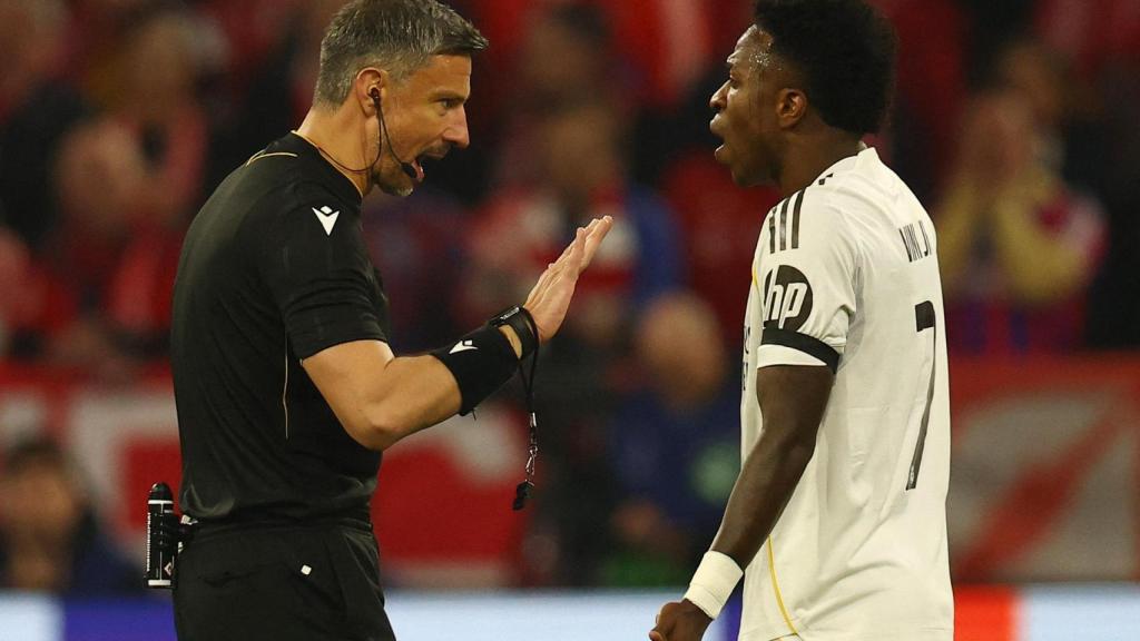 Vinicius discute con Vincic en el partido de Múnich.