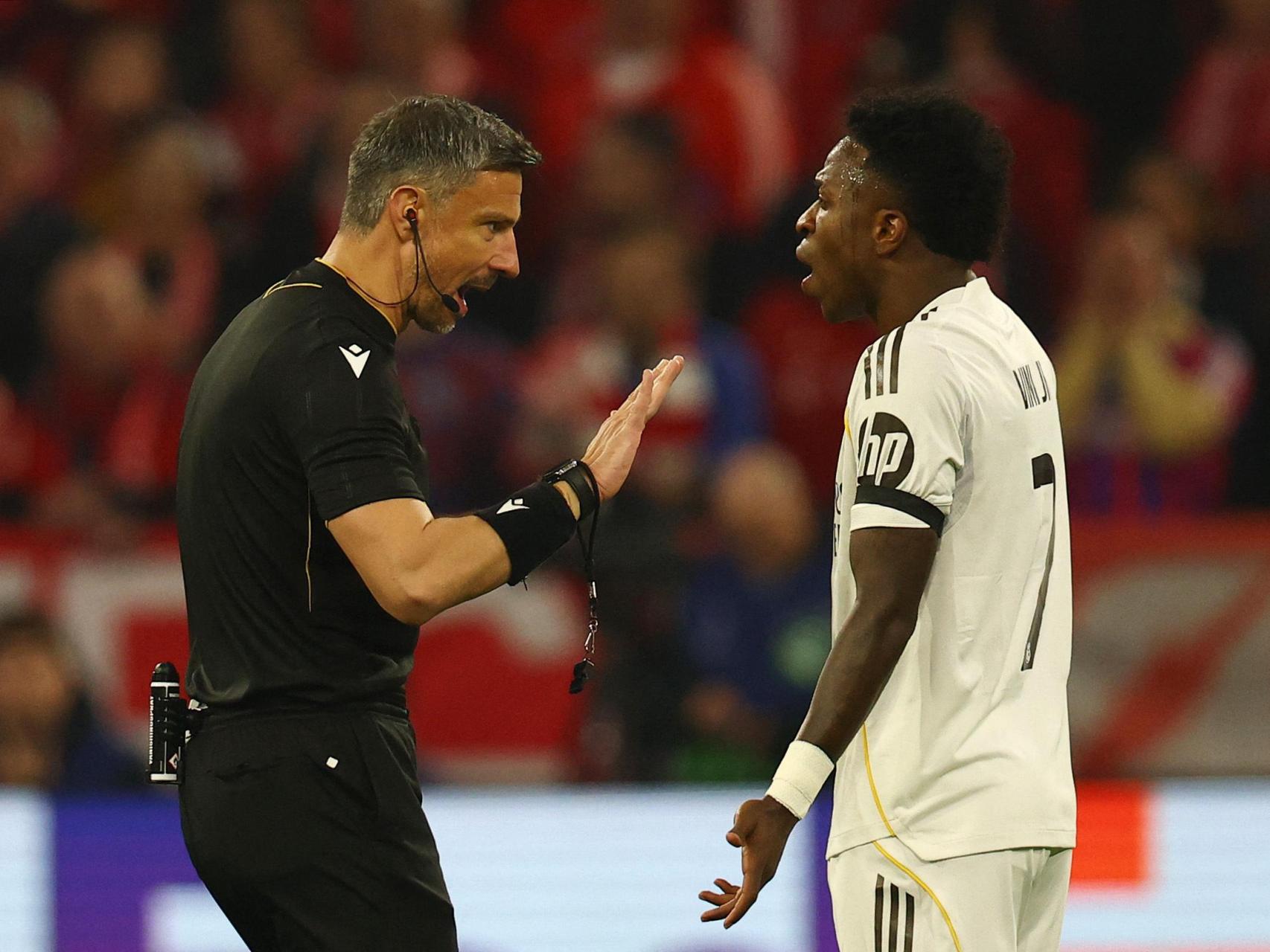 Vinicius discute con Vincic en el partido de Múnich.