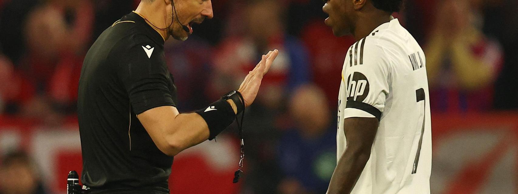 Vinicius discute con Vincic en el partido de Múnich.
