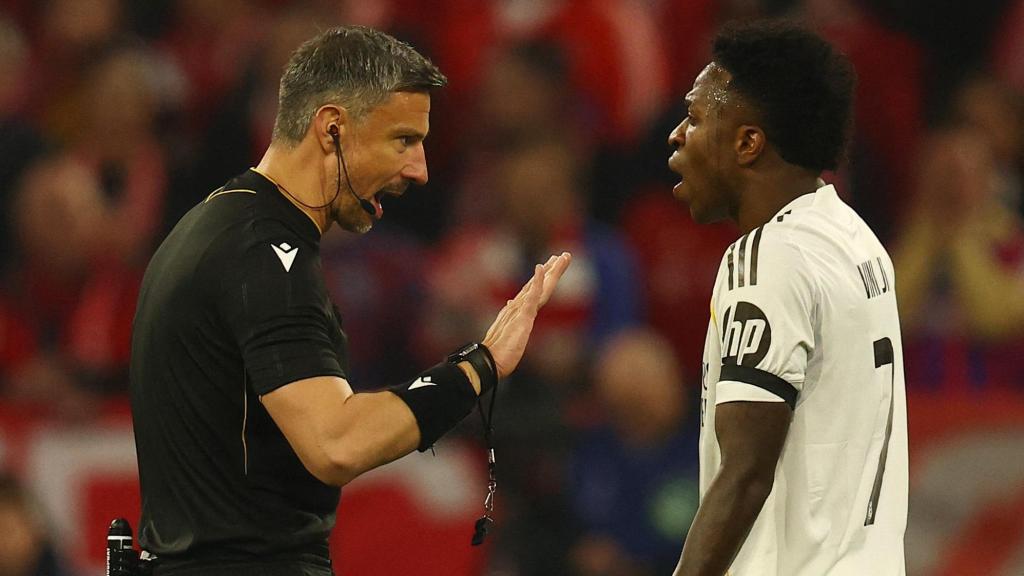 Vinicius discute con Vincic en el partido de Múnich.