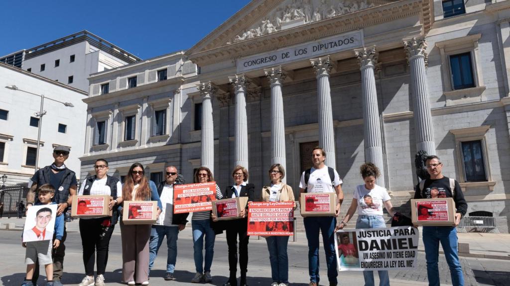 Las cinco familias frente al Congreso luchando por el cambio de la Ley
