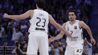 Campazzo y Llull chocan sus manos en el partido ante el Estrella Roja.
