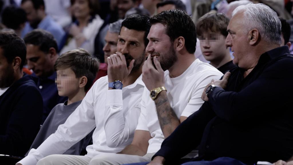 Novak Djokovic y Luka Doncic, en la grada del Movistar Arena.