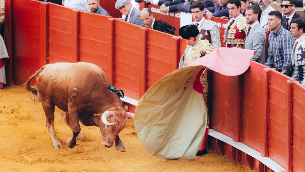 Morante de La Puebla lancea a una mano al cuarto de la tarde en Sevilla.