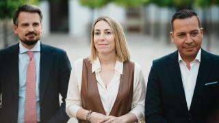 La presidenta en funciones de la Junta de Extremadura, María Guardiola, este jueves junto al candidato de Vox, Óscar Fernández.