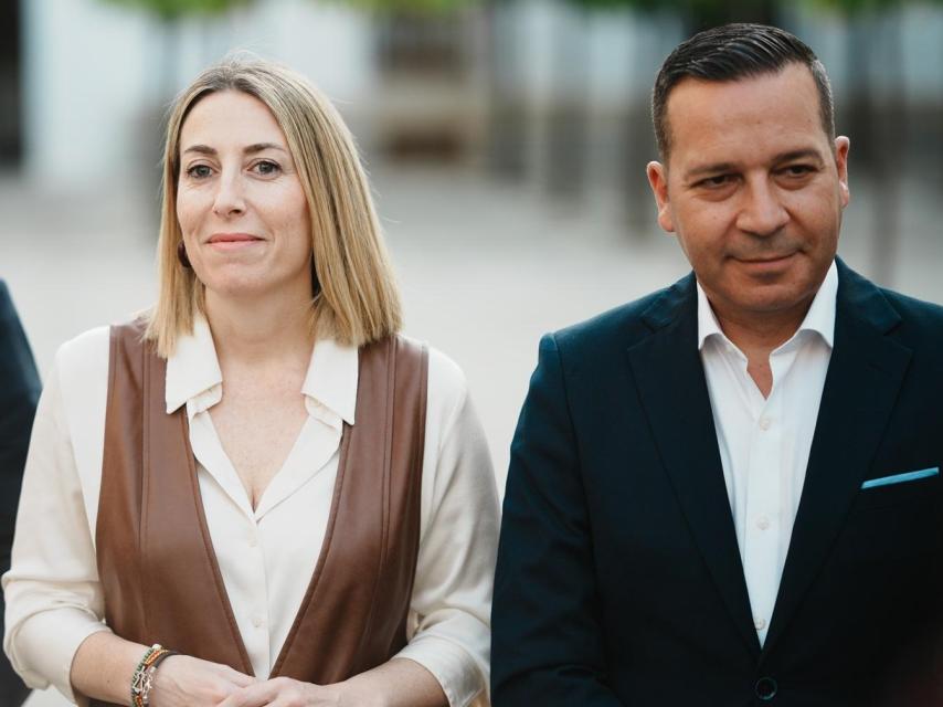 La presidenta en funciones de la Junta de Extremadura, María Guardiola, junto al candidato de Vox, Óscar Fernández.