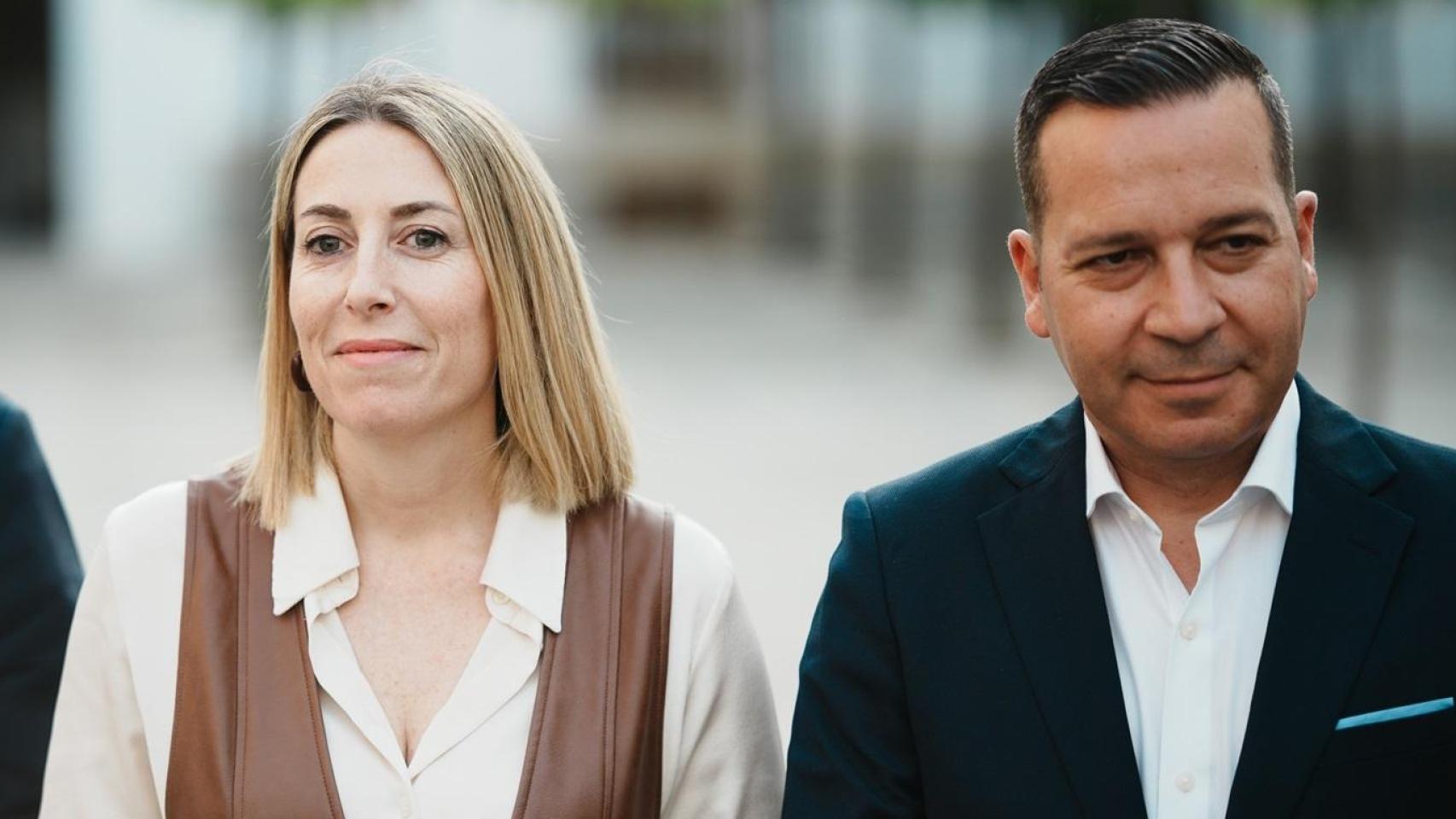 La presidenta en funciones de la Junta de Extremadura, María Guardiola, este jueves junto al candidato de Vox, Óscar Fernández.