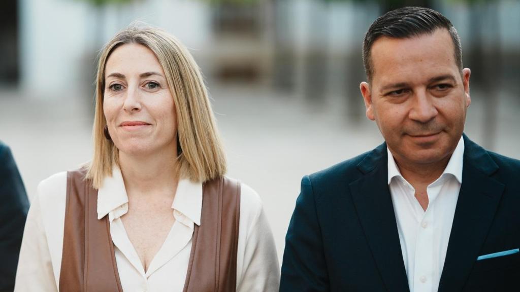 La presidenta en funciones de la Junta de Extremadura, María Guardiola, este jueves junto al candidato de Vox, Óscar Fernández.
