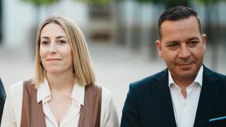 La presidenta en funciones de la Junta de Extremadura, María Guardiola, este jueves junto al candidato de Vox, Óscar Fernández.