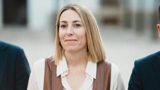 La presidenta en funciones de la Junta de Extremadura, María Guardiola, este jueves junto al candidato de Vox, Óscar Fernández.